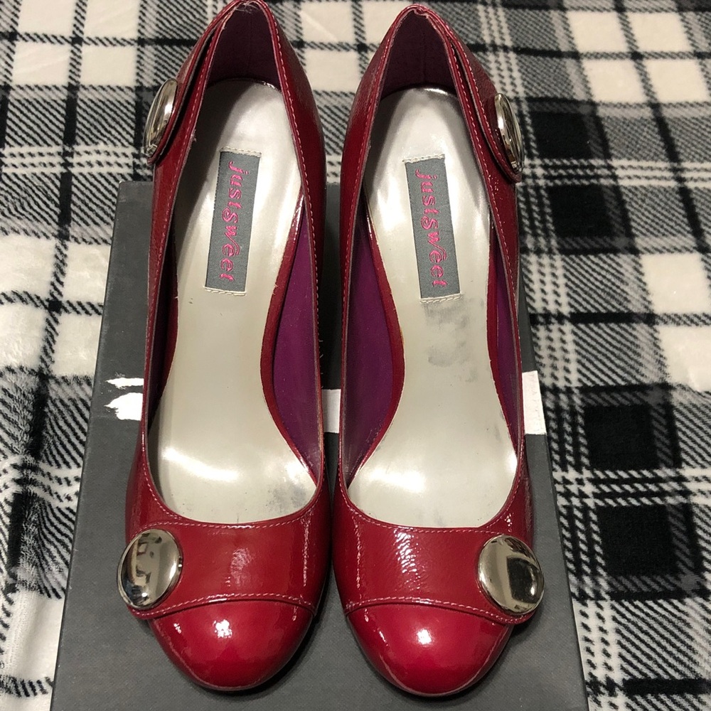 Jessica Red Patent Leather Round-Toe Pumps with Button Accent 7.5